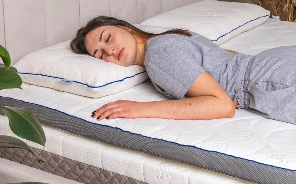 Як називається тонкий матрац, який кладуть на диван