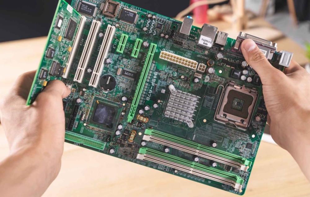 Що таке материнська плата: просте пояснення з фото