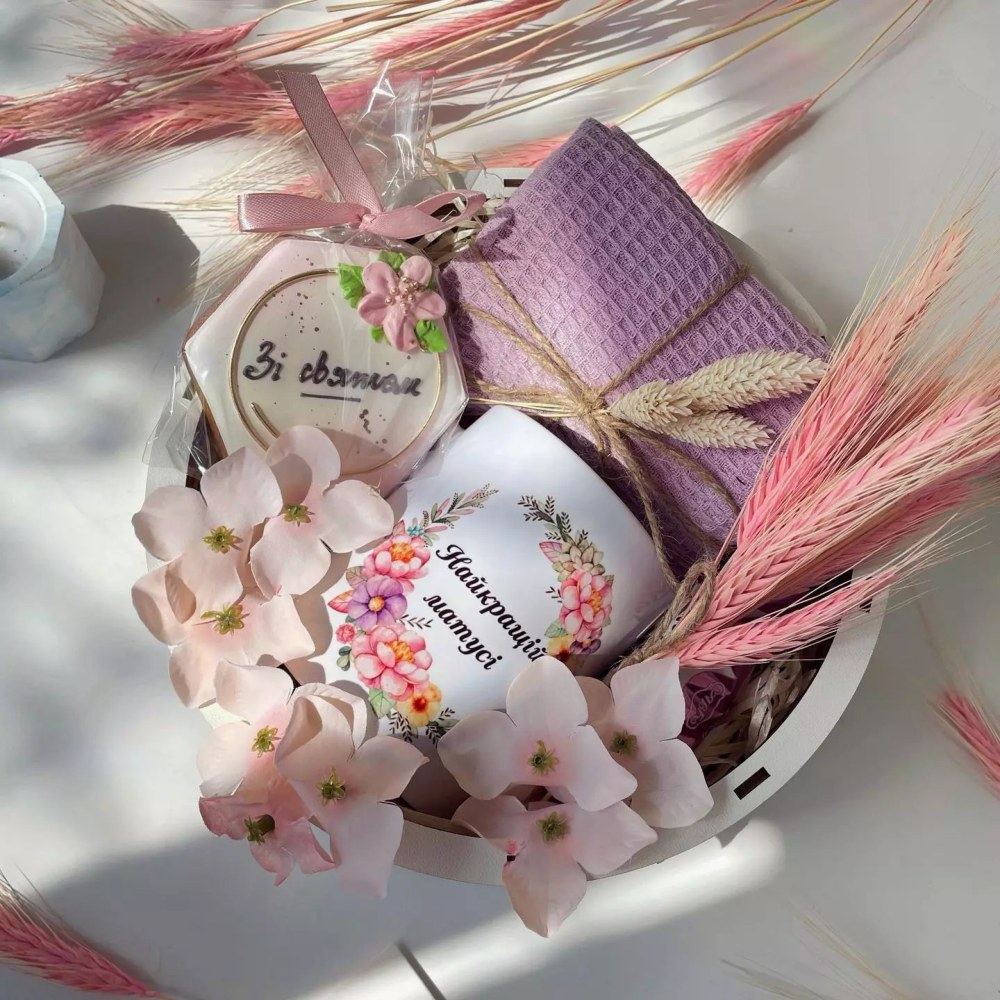 Що може входити до подарункової коробки, яку обирають на весняні свята