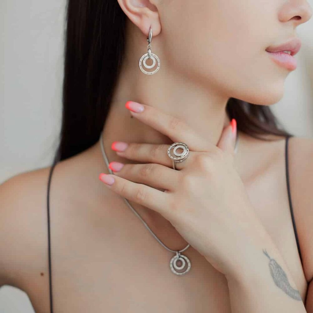 Срібні сережки – популярні форми та їх поєднання з певним стилем одягу