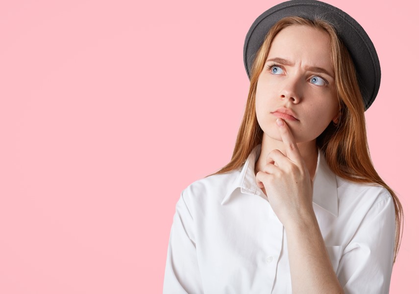 Приклади речень з паронімами “освітлений” і “освічений”