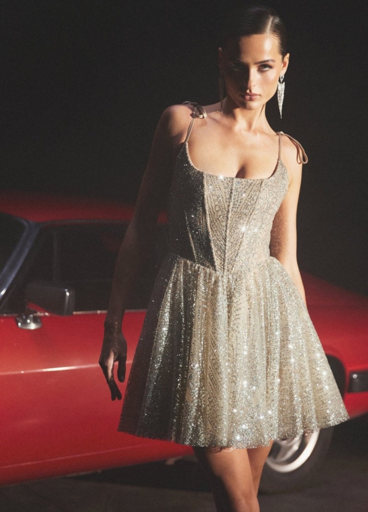 жінка в платті Gepur бежевого кольору з блискітками