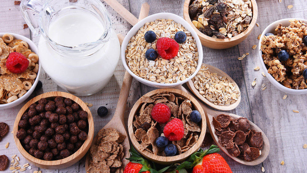 З чим їсти сухий сніданок, щоб він став дійсно корисним
