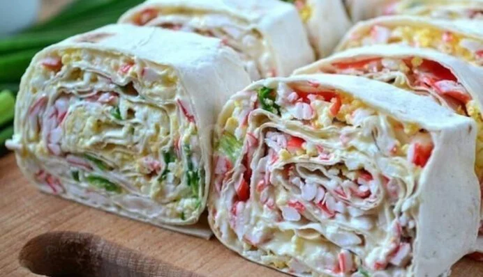 Яєчні рулетики з крабовими паличками: простий рецепт ідеальної закуски