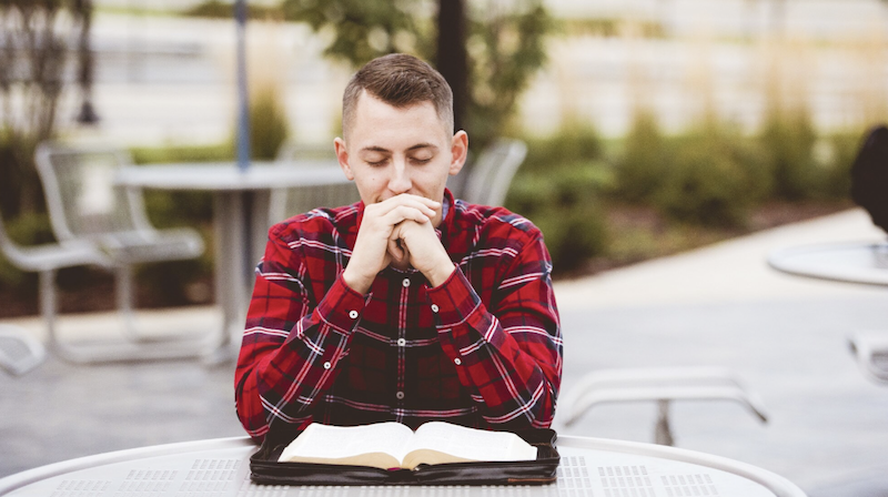 Чи можна читати вечірні молитви сидячи: правила положення тіла