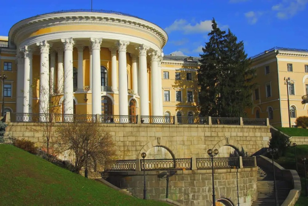 Культурний відпочинок у Києві: що подивитися в Жовтневому палаці